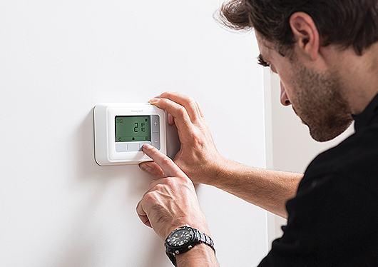 Funkgesteuertes digitales Thermostat T4R mit der Referenz T4H700RF2055 von der Marke HONEYWELL