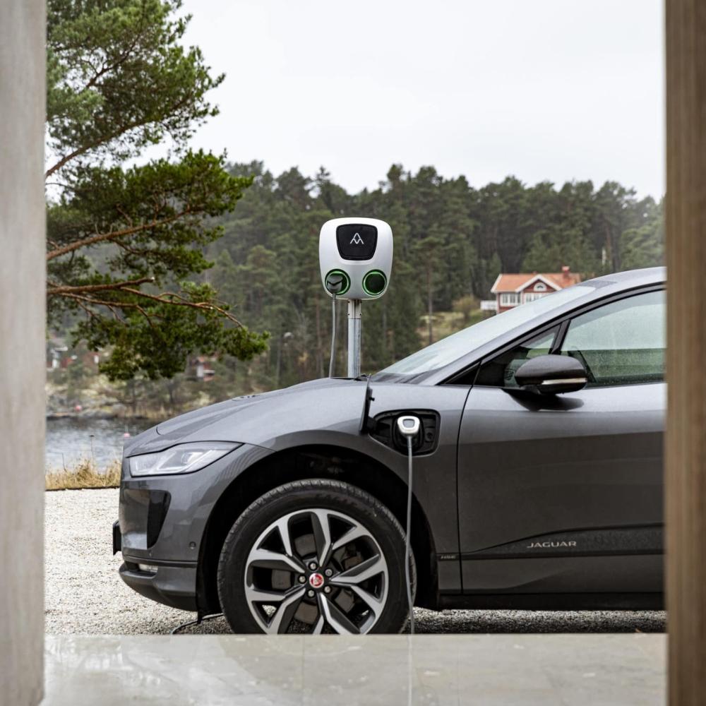 Doppelter Elektroauto-Ladegerät mit WLAN 2 x 22 kW Charge Amps Aura Twin Socket mit der Referenz 130909 von der Marke CHARGE AMPS